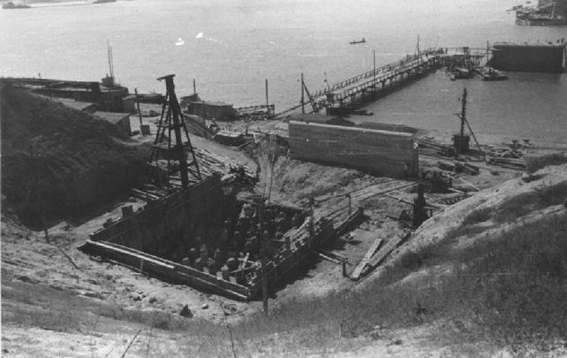 Plac budowy mostu im Legionów Piłsudskiego
Lata 30-te

'Płock w starej fotografii (po roku 1945)' - [url=http://historia.e-plock.pl/po1945/galeria.html]http://historia.e-plock.pl/po1945/galeria.html[/url]

Słowa kluczowe: most, Piłsudskiego