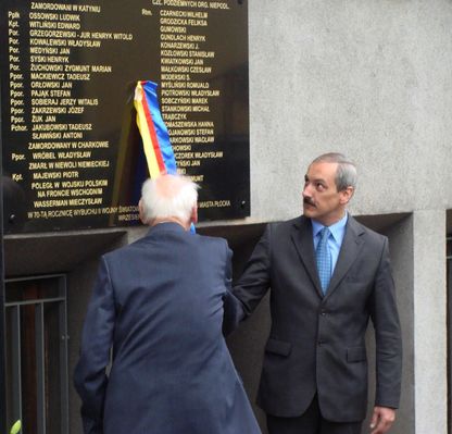 odslonięcie tablicy pamięci poleglych żolnierzom płockich w latach 1939 - 1945
Odslonięcie dokonali Szef Porozumienia Organizacji Kombatanckich, organizator ogólnopolskiego konkursu "Losy żołnierza i oręża polskiego" Marek Gajewski i Prezydent Płocka Mirosław Milewski

Słowa kluczowe: Marek Gajewski prezydent stanisławówka