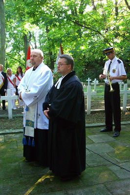18 - 08 - 2007r Cmentarz Wojskowy  87. rocznica obrony Płocka przed bolszewikami.
ks. Jarosław Cichocki z parafii św. Bartłomieja i ks. Artur Woltman z parafii Ewangelicko-
Augsburskiej.

