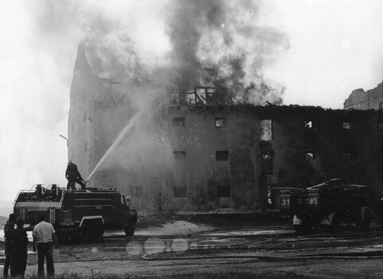 Pożar zabytkowego domu - Lata 80-te
Wiele zabytków, których remont był nieopłacalny, lub blokował tereny inwestycyjne, a ze względów prawnych było nie do ruszenia, w dziwnych okolicznościach płonęło...

'Płock w starej fotografii (po roku 1945)' - [url=http://historia.e-plock.pl/po1945/galeria.html]http://historia.e-plock.pl/po1945/galeria.html[/url]

Słowa kluczowe: pożar