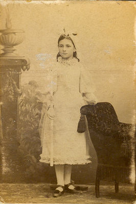 Z pamiętnika Hanny Porembińskiej Wróblewskiej
Babcia Mita jako dziecko - I Komunia Święta, zdjęcie wykonał płocki fotograf 


Słowa kluczowe: Rodzina Gornickich