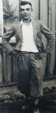 Ryszard Gujski
Ryszard Gujski ps. "Ciemny". Podczas II wojny żołnierz AK placówki w Łęgu.
Zamordowany po wojnie przez grupę dowodzoną przez Władysława Rypińskie­go
Słowa kluczowe: Łęg, AK