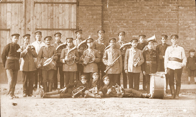 Carska straż
z albumu rodzinnego K. Cholewińskiego. Zdjęcie nadesłał Viega
Słowa kluczowe: Strażak, straż, Podolszyce, remiza