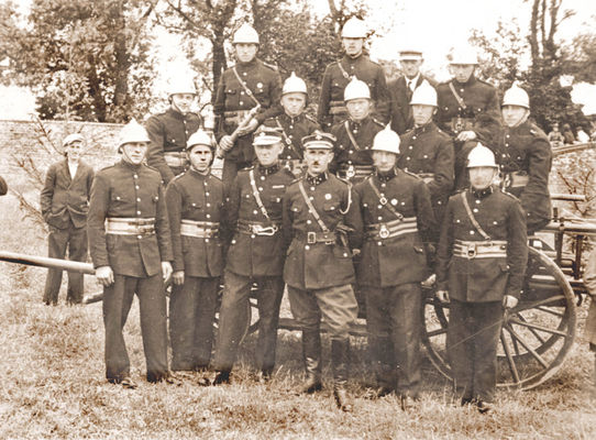 Strażacy z O.S.P. Podolszyc
z albumu rodzinnego K. Cholewińskiego. Zdjęcie nadesłał Viega
Słowa kluczowe: strażacy, Podolszyce, remiza