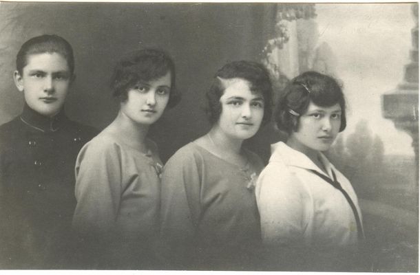 Dzieci Michaliny z Górnickich i Romana Szmelczyńskich
Jerzy, Zofia, Helena, Jadwiga
Kpt. Jerzy SZMELCZYŃSKI dr med lekarz 27 p. uł ur. 10 III 1912 Płock 

Kpt. Jerzy SZMELCZYŃSKI dr med lekarz 27 p. uł. ur. 23 VII 1906 Płock 
zamordowani w Charkowie, czekają na pamięć w Dębach Pamięci.
Z pamiętnika Hanny Porembińskiej Wróblewskiej
Słowa kluczowe: Rodzina Górnickich