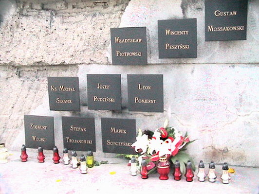 Tablice, znicze i kwiaty na pomniku 13 straconych
18.09.2006 - Foto Danuta Dylewska
