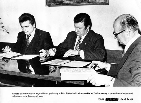 Władze administracyjne województwa podpisują z filią Politechniki Warszawskiej w Płocku umowę o prowadzeniu badań nad ochroną środowiska naturalnego.
Słowa kluczowe: politechnika