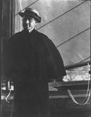 Ks. Władysław Skierkowski (1886-1941)
Ks. Władysław Skierkowski urodził się 12 marca 1886 r. we wsi Głużek koło Mławy. Po ukończeniu szkoły ludowej uczył się muzyki u organisty w Mławie, następnie przeniósł się do Płocka, gdzie pracował jako organista w kościele seminaryjnym i jednocześnie uczęszczał do gimnazjum, następnie wstąpił do Seminarium Duchownego w Płocku. 
Święcenia otrzymał w roku 1912 i został skierowany do pracy w Dzierzgowie, a w roku 1913 został wikariuszem w Myszyńcu. Zastała go tu I wojna światowa. Jeszcze przed końcem działań wojennych przeniesiono go do Krasnosielca, a potem do Różana. Przez pewien czas był proboszczem w Ciachcinie, a od 1925 r. w Imielnicy k. Płocka. Zmarł w obozie w Działdowie w 1941 r. 

