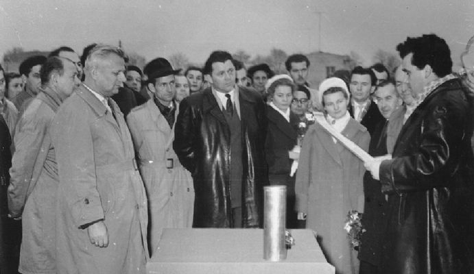 Uroczystość wbudowania kamienia węgielnego pod budowę Zasadniczej Szkoły Budowlanej PBP Petrobudowa.
Listopad 1960 r.
na pierwszym planie z lewej Wiceminister Budownictwa i Przemysłu Stefan Farjaszewski. 
Akt erekcyjny odczytuje Dyrektor PBP Petrobudowa Stefan Patyna 

'Płock w starej fotografii (po roku 1945)' - [url=http://historia.e-plock.pl/po1945/galeria.html]http://historia.e-plock.pl/po1945/galeria.html[/url]
