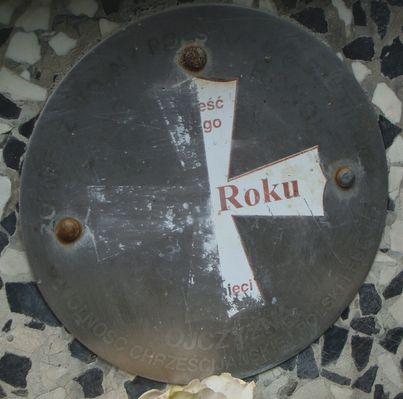 O wolność chrześcijańskiej Polski i Europy
Oznaczenie na jednej z mogił żołnierza na starym cmentarzu przy ulicy kobylińskiego
wewnętzny napis to = Bóg Honor Ojczyzna
Słowa kluczowe: cmentarz