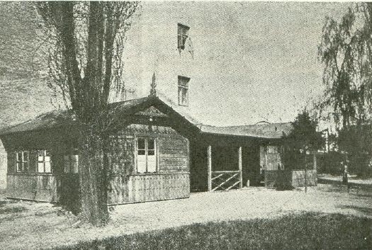 Pawilon w Ogródku Jordanowskim Tumska 11
w lewym skrzydle była kuchnia, spiżarnia, natryski, rozbieralnia i klozety w prawym - kancelaria
Słowa kluczowe: ogrodek jordanowski pawilon