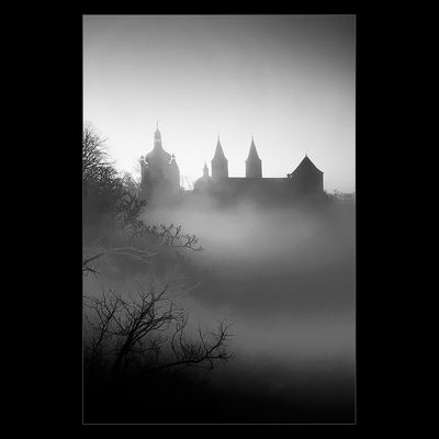 Wzgórze Tumskie o świcie
Słowa kluczowe: katedra zamek mgła