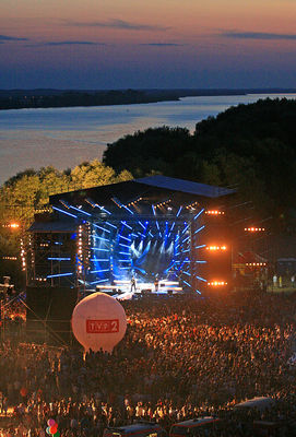 "Hity na czasie"  (30 lipca 2006)
Kiedy dotarłem na płocką skarpę trudno mi było dać wiarę temu co widzę.  To był chyba rekord. Na plaży podczas nagrywania dla TVP2 "Hitów na czasie" bawiło się przy świetnej pogodzie i znakomitej muzyce kilkadziesiąt tysięcy osób. A na scenie występowali między innymi Kasia Cerekwicka, Kombii, Infernal, September, Szymon Wydra & Carpe Diem, Goya, Mandaryna, Andrea.
