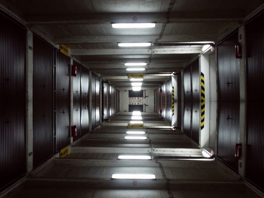 Garaże wielopoziomowe Rutskich7 /Cube/
