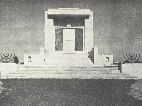 Stary pomnik na cmentarzu Żydowskim
