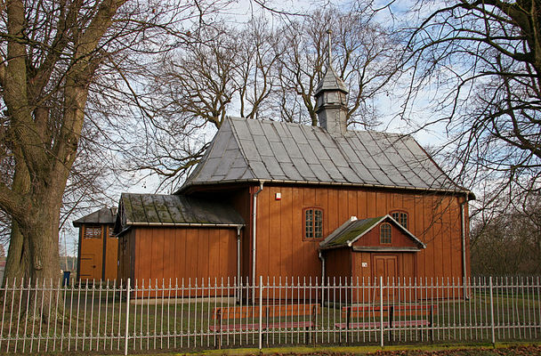 Kościół drewniany w Brwilnie.
Rokokowy kościół drewniany z 1740 r., wewnątrz późnorenesansowy ołtarz z XVII w. przeniesiony z nieistniejącego już kościoła norbertanek w Płocku., reszta wyposażenia w stylu barokowym z XVIII w. Kościółek ten zaliczany jest do najcenniejszych zabytków architektury drewnianej (woj. Płockiego). Na pobliskim cmentarzu dzwonnica z XVII w. oraz klasycystyczny grobowiec (1827-1835) majora wojsk polskich - Wincentego Poznańskiego oraz pomnik ku czci 34 zamordowanych mieszkańców wsi w hitlerowskich obozach zagłady
