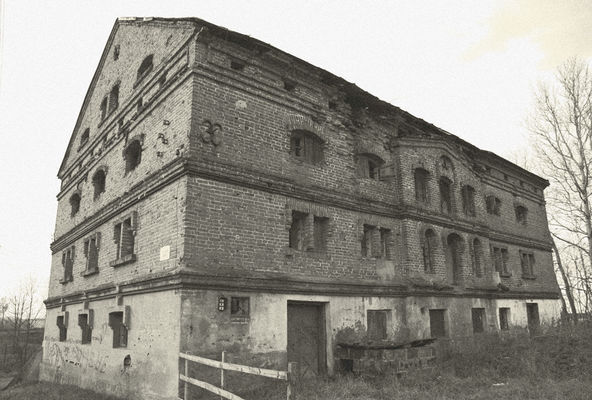 Spichlerz dworski z poł. XIX w.
Siecień
