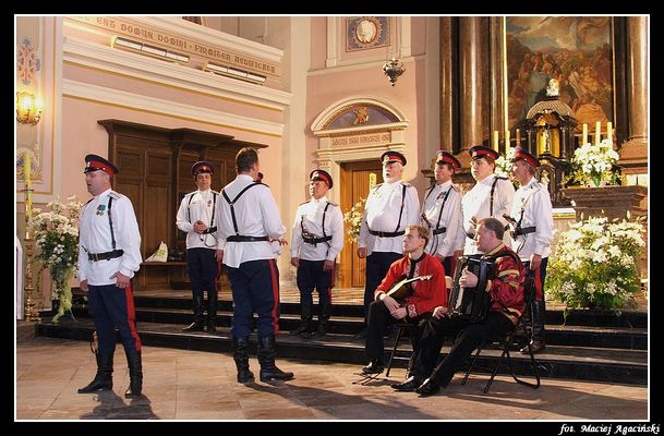 Występ rosyjskiego zespołu ludowego "Kozacy Donu" w Farze
Chór Kozacy Donu założył w 1992 roku Viktor Kuleszow. W skład zespołu wchodzi 16 wokalistów, pięciu instrumentalistów ludowych oraz jeden tancerz baletu. Kontynuują najlepsze tradycje potomków najstarszych rodów kozackich. W repertuarze mają pieśni ludowe i Kozaków.
