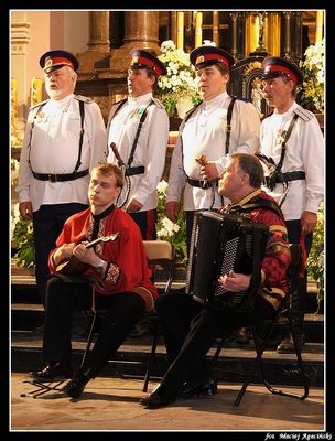 Występ rosyjskiego zespołu ludowego "Kozacy Donu" w Farze
Chór Kozacy Donu założył w 1992 roku Viktor Kuleszow. W skład zespołu wchodzi 16 wokalistów, pięciu instrumentalistów ludowych oraz jeden tancerz baletu. Kontynuują najlepsze tradycje potomków najstarszych rodów kozackich. W repertuarze mają pieśni ludowe i Kozaków.
