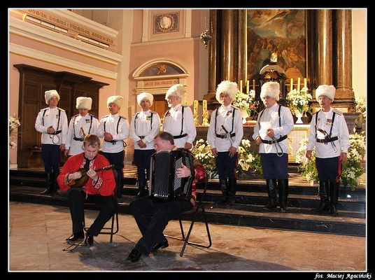 Występ rosyjskiego zespołu ludowego "Kozacy Donu" w Farze
Chór Kozacy Donu założył w 1992 roku Viktor Kuleszow. W skład zespołu wchodzi 16 wokalistów, pięciu instrumentalistów ludowych oraz jeden tancerz baletu. Kontynuują najlepsze tradycje potomków najstarszych rodów kozackich. W repertuarze mają pieśni ludowe i Kozaków.
