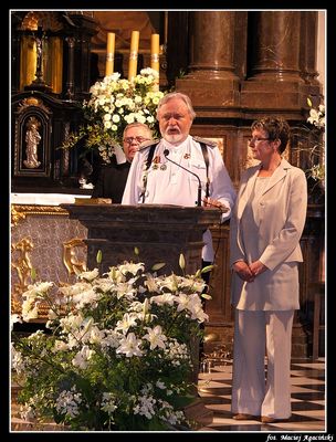 Podziękowania po koncercie "Kozaków Donu"
Chór Kozacy Donu założył w 1992 roku Viktor Kuleszow. W skład zespołu wchodzi 16 wokalistów, pięciu instrumentalistów ludowych oraz jeden tancerz baletu. Kontynuują najlepsze tradycje potomków najstarszych rodów kozackich. W repertuarze mają pieśni ludowe i Kozaków.
