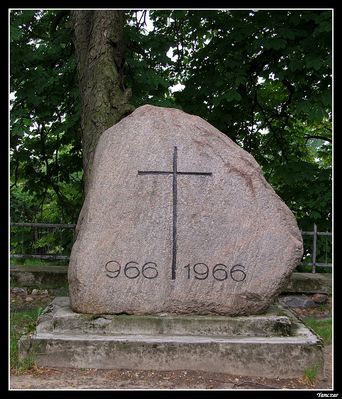 Głaz przed kościołem w Bodzanowie
