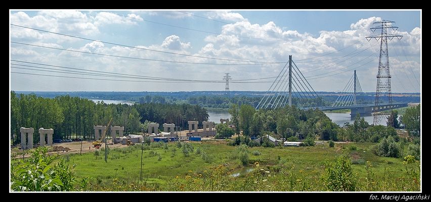 Budowa dróg dojazdowych do nowego mostu.
