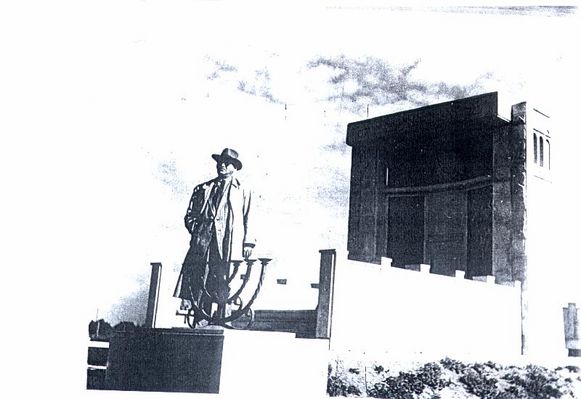 Stary pomnik na cmentarzu Żydowskim
