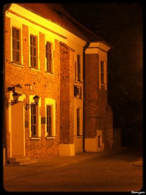 Średniowieczna kanonia.
Gotycka kanonia z 1445 r. Posiada charakterystyczny wykusz i przysadziste skarpy. W niej mieszkali - jeden z przywódców powstania styczniowego w Płocku - Wojciech Zegrzda oraz historyk Stanisław Smoleński. Obecnie kanonia tworzy wraz z sąsiednią, XVIII-wieczną jeden budynek. Od 1908 r. jest on siedzibą Towarzystwa Naukowego Płockiego, założonego w 1820 r.
