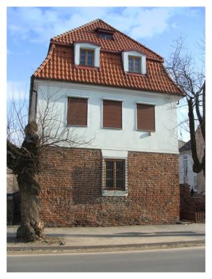 Baszta
Średniowieczna baszta (XIV w.), stanowiąca obecnie, po przebudowie czworoboczny jednopiętrowy budynek, kryty mansardowym dachem. Obecnie mieści się tu Delegatura Wojewódzkiego Konserwatora Zabytków.
