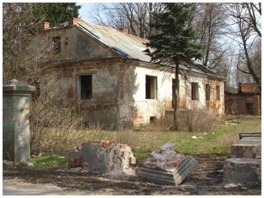 Dawny folwark Borowiczki
Zabudowania znajdują się przy ostatnim przystanku MZK w Borowiczkach.
