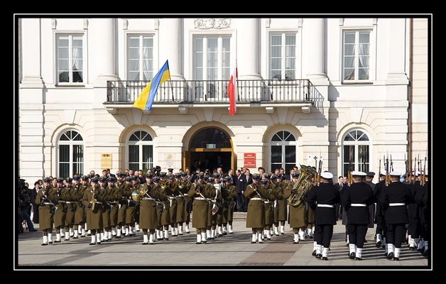 Orkiestra Reprezentacyjna Wojska Polskiego przed ratuszem w Płocku...
...podczas wizyty prezydenta Ukrainy Wiktora Juszczenki oraz prezydenta RP Lecha Kaczyńskiego.
- 7.III.2007 rok -
