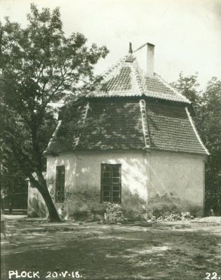 Kaplica "Ariańska"
Ośmioboczny budynek o cechach baroku i klasycyzmu, z XVIII w. znajdujący się na dziedzińcu szpitala św. Trójcy. Uprzednio należał od 1809 r. do masonów płockich podległych "Loży Wielkiego Wschodu Narodowego" w Warszawie.
