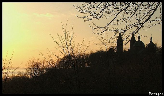 Wzgórze tumskie o zachodzie słońca
