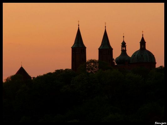 Wzgórze tumskie o zachodzie słońca
