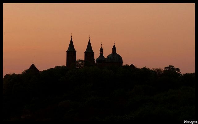 Wzgórze tumskie o zachodzie słońca
