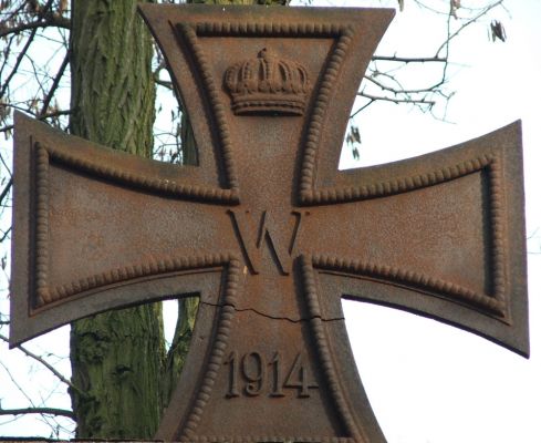 "Eisernes Kreuz"
"Eisernes Kreuz" - "Krzyż Żelazny": Pruskie odznaczenie, ustanowione w 1813 r., a następnie wznawiane podczas wojen 1870, 1914, 1939 r; miało dwie klasy i było nadawane w uznaniu szczególnych zasług bojowych. Na fotografi, Krzyż zwieńczający pomnik żołnierzy pruskich. Oczywiście w płocku :)
