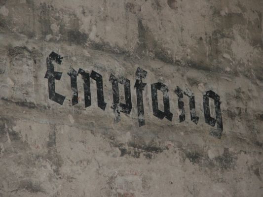 Niemiecki napis w przydworcowym budynku - Radziwie
