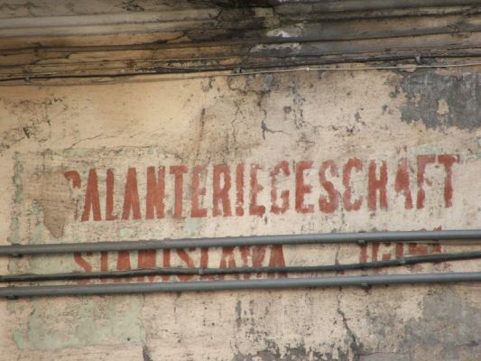 Galanteriegeschaft
Poniemiecki napis na elewacji domu przy ul. Królewieckiej 4.
