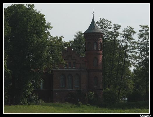 Zameczek neogotycki w Duninowie Nowym
Powstał w latach 1835-40 jako budowla o charakterze neogotyckim, zbudowany z cegły, z wysoką 3-piętrową wieżą, z ostrołukowymi neogotyckimi otworami okiennymi. Zameczek pełnił różne funkcje, tym także kaplicy ewangelicko-augsburskiej. Otoczony parkiem krajobrazowym.
Obiekt w przeszłości pełnił różne funkcje, także sakralne. Pierwotnie był użytkowany jako kaplica ewangelicko-augsburska, później mieściło się tu m.in. kino o nazwie "Gosia". 

