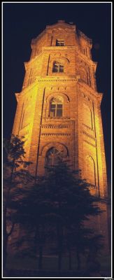 Wieża ciśnień nocą.
Neogotycka wieża ciśnień zbudowana w 1879 r. wtedy też Płock otrzymał istniejącą do dziś sieć wodociągowo-kanalizacyjną. 
