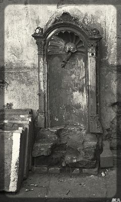 Zdrój
W bramie budynku przy ul. Nowowiejskiego.
