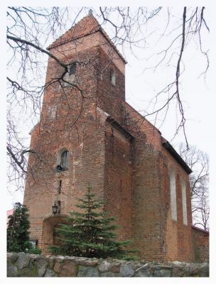 Kościół p.w. śś. Piotra i Pawła w Rokiciu.
Niewielki ceglany kościół w Rokiciu został wzniesiony około połowy XIII w. Był poddawany niewielkim tylko przekształceniom - w XVIII w. powiększono okna i założono sklepienie nad prezbiterium. Do ciekawostek należą wgłębienia - znaki pokutne (?) oraz inskrypcje w zewnętrznym murze kościelnym (najstarszy odczytany napis pochodzi z 1612 r.) Ludowa legenda wiąże powstanie kościoła ze stadem dzikich koni żyjących w okolicy, które wyłapane i sprzedane przyniosły fundusze na budowę świątyni.
