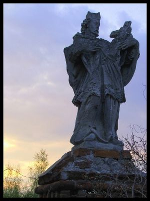 św. Jan Nepomucen
przez tubylczą ludność zwany Św. Krzysztofem ;)

Figurka przy ul. Harcerskiej w Imielnicy
