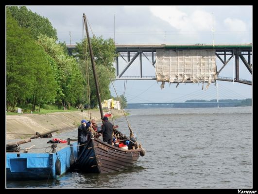 Welet
Łódź Welet powstała siedem lat temu. Wzorem były plany łodzi słowiańskiej odkrytej w 1932 r. w Gdańsku Oruni, a datowanej na XII w. Z podobnych łodzi korzystali Słowianie w średniowieczu do prowadzenia handlu i wojen. W 1135 r. na polecenie Bolesława Krzywoustego ruszyła wyprawa Pomorzan pod wodzą księcia Racibora, która na południu Norwegii zrabowała i zburzyła bogate miasto Konunghalle. Na zdjęciu członkowie ekspedycji Wiking 2006, która płynie z Gdańska do Odessy.
