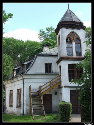 Pałacyk w Duninowie Nowym
pałacyk myśliwski. Najstarszy obiekt w zespole pałacowym w Nowym Duninowie. Czeka na inwestora.
	

Najstarszą budowlą jest pałacyk myśliwski
Powstał w wyniku wielokrotnej przebudowy dworu z XV wieku. Przebudowywano go wielokrotnie m.in. w 1829 roku, w drugiej połowie XIX wieku lub na początku XX wieku. Ostatnia przebudowa miała miejsce w latach 1932-1933.Piękne wieże, kryte neobarokowymi hełmami, dach mansardowy. Po wielokrotnych przebudowach zatracił barokowe cechy, w myśl których był zbudowany.
Po 1946 roku stał się siedzibą Nadleśnictwa Duninów, następnie Nadleśnictwa Gostynin, które zaadoptowało pomieszczenia pałacyku na mieszkania dla rodzin pracowników.
