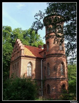 Neogotycki zameczek w Nowym Duninowie
