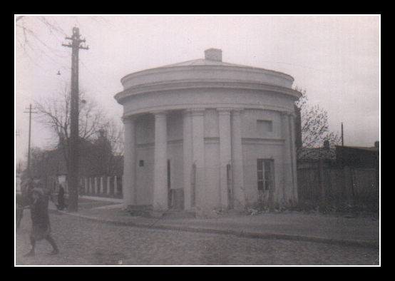 Rogatka Dobrzyńska
Rogatki Dobrzyńskie zbudowane zostały w 1825 r. według projektu arch. Jakuba Kubickiego (twórcy warszawskich rogatek na Grochowie) -  w stylu neoklasycystycznym. Są kryte stożkowym dachem okrągłe budynki - z tylną ścianą wklęśniętą. Zwrócone są ku sobie portykami.
