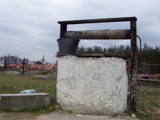studnia na cmentarzu na Grabówce
