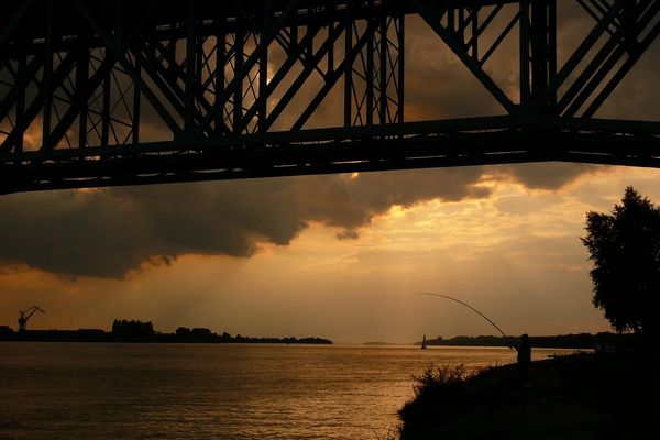 wisła ( wedkarz pod mostem )
